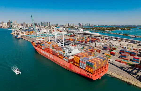 Miami, Florida, ABD - 20 Mart 2025: kargo gemisinde nakliye konteynırı. Kargo gemisi. Miami limanı. Konteyner gemisi. Kargo Hamburg Sud konteynır hizmetleri Miami 'de, insansız hava aracı manzaralı.