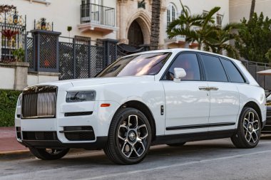 Miami, Florida, ABD - 08 Nisan 2025: Car Rolls Royce Cullinan açık havada park etti. Beyaz araba, yan köşe manzaralı. 2023 Rolls Royce Cullinan lüks SUV arabası. Lüks SUV arabası Rolls Royce Cullinan.
