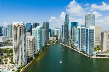 Brickell gökdelenlerinin hava görüntüsü. Miami şehir merkezinin modern manzarası. Kıyı şeridinin üstündeki Panoramik Miamis silueti. Miami 'deki Brickell Key hava görüntüsü. Miami 'nin manzarası. Miami Plajı ve Brickell