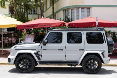 Miami, Florida, ABD - 12 Temmuz 2025: beyaz araba, yan görüş. Mercedes Benz G sınıfı SUV kamyonet. Lüks kamyonet Mercedes Benz AMG sınıfı. Mercedes Benz AMG dışarıda park halinde..