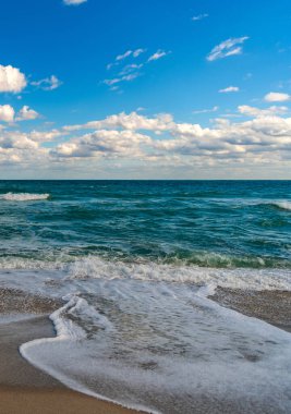 Deniz bulutlu gökyüzü ile ufuk çizgisi. Denizde sakin bir ufuk. Romantik yaz tatili deniz manzarası. Deniz manzarası cenneti. Okyanus sahilinde gün doğumu. Yaz tatilinde gün batımı deniz manzarası. Sonsuz ufuk.