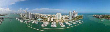 Miami Panorama 'sı yukarıdan. Miamis 'in ünlü simgelerinin insansız hava aracı görüntüsü. Gökdelenleri olan South Pointe plajı. Miami şehri panoraması. Miami Sahili 'nin okyanus manzarası