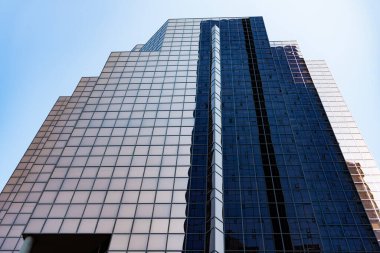 İş gökdeleni binası. Mimari inşaat sektörü. Cam gökdelen. Şehir merkezi mimarisi. Mimari ofis binası. Perspektif gökdeleni. Minimalist cam mimarisi.