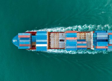 Kargo gemisi denizde, hava manzaralı. Yük konteynırı kargo gemisine yüklendi. Konteynırlı bir hava kargo gemisi. Kargo işi. Konteyner gemisi. Nakliye lojistiği. Ticari nakliye.
