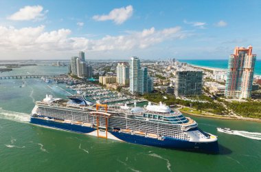 Miami, Florida, ABD - 11 Mayıs 2025: Ünlüler gemi seyahatleri. Gemi turu ve deniz seyahati. Gemi Miami limanından ayrılıyor. Yolcu gemisi yolculuğunun ötesinde bir şöhret. Yaz tatilinde gezmek.