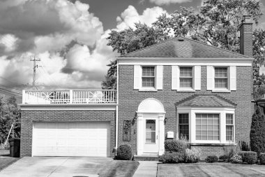 Özel aile mimarisi. Evin dış tarafı. Banliyö bölgesinde özel bir ev. Banliyö ev mimarisi. Banliyöde özel konutları var. Banliyö mahallesi.