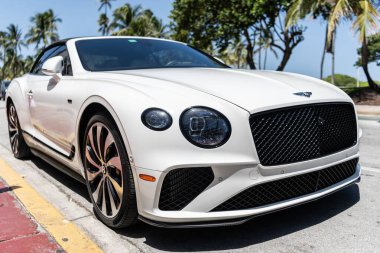 Miami, Florida, ABD - 26 Temmuz 2025: 2020 Bentley Continental GT üstü açık araba. Lüks beyaz üstü açık Bentley Continental GT. Bentley Continental GT 'nin arabası dışarıda park edilmiş, köşe manzaralı..