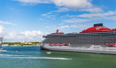 Miami, Florida, ABD - 3 Kasım 2024: Virgin Voyages and Bain Capital. Gemi turu. Lüks ve pahalı. Seyahat acentası turu. Cesur bayan yolcu gemisi yolculuğu. Gemi gezisi yaz tatili.