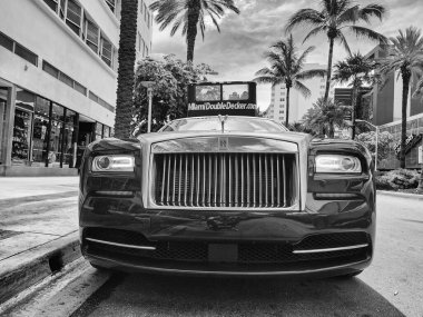 Miami Beach, Florida USA - 8 Haziran 2024: 2014 Rolls-Royce Wraith lüks arabası Miami Beach 'te. Rolls Royce, İngiliz lüks araba markası. ön görünüm.