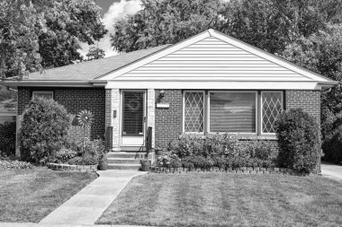 Banliyöde özel konutları var. Banliyö mahallesi. Özel aile mimarisi. Evin dış tarafı. Banliyö bölgesinde özel bir ev. Banliyö ev mimarisi. Özel mülkiyet.