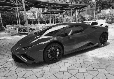 Miami Beach, Florida USA - 8 Haziran 2024: Lamborghini Huracan Miami plajında. Lamborghini lüks bir İtalyan arabasıdır. .