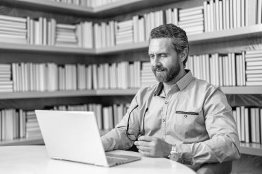 Online eğitim dersi. Okul öğretmeniyle vakit geçiriyorum. Videolu uzaktan eğitim. Serbest çalışan bir iş adamı. İşletme öğretmeni. Dizüstü bilgisayarı olan bir milenyum öğretmeni. Profesyonel büyüme.