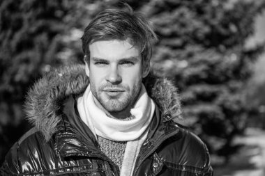 Tatillerde kışlık giysili bir adam. Kışlık ceketli adam. Kışın açık havada giyinen adam. Kışlık kıyafetli şık bir adam..