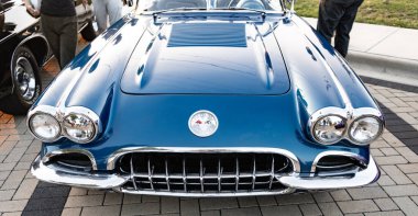 Park Ridge, Illinois, ABD - 22 Ağustos 2024 Chevrolet Corvette C1 'in üstü açık arabası. Chevy Corvette. Otomobil fuarının önüne park edilmiş üstü açık bir araba. 1958 Chevrolet Corvette C1 retro araba.