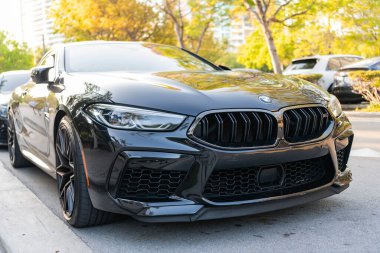 Miami, Florida, ABD - 17 Nisan 2025 Lüks BMW M8 Yarışması. Araba BMW M8 yarışması dışarıda park edilmiş. Siyah renkli araba, köşe manzaralı. 2020 BMW M8 Yarışma Aracı.