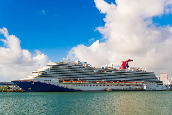 Miami, Florida, ABD - 03 Kasım 2024: Karnaval yolcu gemisi. Gemi turu ve deniz seyahati. Gemi limandan ayrılıyor. Gün batımı yolculuğu. Karnaval Horizon yolcu gemisi yolculuğu. Yaz tatilinde gezmek.