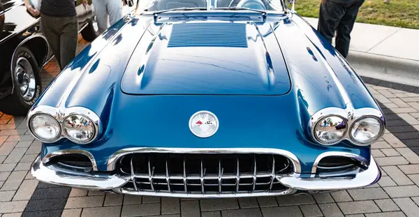 Park Ridge, Illinois, ABD - 22 Ağustos 2024 Chevrolet Corvette C1 'in üstü açık arabası. Chevy Corvette. Otomobil fuarının önüne park edilmiş üstü açık bir araba. 1958 Chevrolet Corvette C1 retro araba.