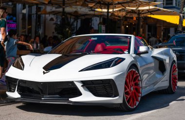Miami, Florida, ABD - 25 Ocak 2025 Chevrolet Corvette C8 spor araba. Lüks beyaz Chevrolet Corvette C8. Chevrolet Corvette C8 'in arabası dışarıda park edilmiş, köşe manzaralı..