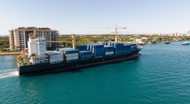 Miami, Florida, ABD - 20 Mart 2025: Kargo Savaş Balinası Limasol gemisi Miami havalimanında. Kargo gemisinde nakliye konteynırı. Kargo gemisi. Miami limanı. Konteyner gemisi.