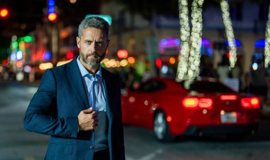 İspanyol işadamı dışarıda. İş başarısı. Başarılı bir iş adamı. Büyük şehir başarısı. Patron iş adamı geç bitirir. Gece Sokağında başarılı bir iş adamı. Takım elbiseli iş adamı, kopyalama alanı.