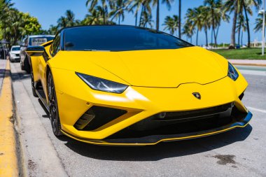 Miami, Florida, ABD - 26 Temmuz 2025: Lamborghini Huracan üstü açık spor araba. Lüks sarı araba Lamborghini Huracan EVO. Lamborghini Huracan 'ın EVO' su dışarıda park halinde. Lamborghini, köşe manzaralı..