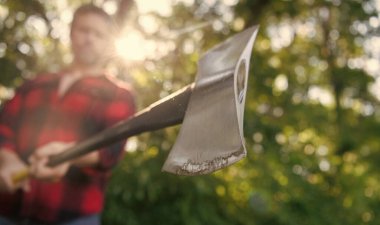 Baltalı oduncu seçici odaklı. Acımasız oduncu. Ormandaki oduncu. Baltalı bir adam. Balta adamın elinde odun kesiyor. Odun kesiyorum. Keskin bıçak. Vahşilik ve erkeklik.