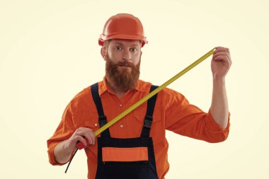 İnşaatçı beyazda izole edilmiş. İnşaat mühendisi. Mimar ölçü boyutu. mezura. İnşaat mühendisi. Mimar işçi, mezura tutuyor. Sakallı inşaat işçisi. Doğru ölçüm.