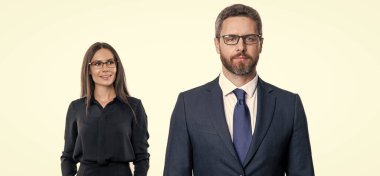 İş ortağı beyazla izole edilmiş. Takım elbiseli iki iş adamı. İş ekibi çalışması ve işbirliği. Ortaklık kavramı. Ortak takımı. Başarılı ortaklık. İş ekibi başarısı. iş adamı.