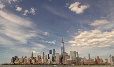 New Jersey 'den New York. Manhattan güzel silueti, New York, Birleşik Devletler. Manhattan 'ın ortasındaki New York şehrinin gökyüzü manzarası. ABD, New York, New York, Manhattan. New York gökdelenleri
