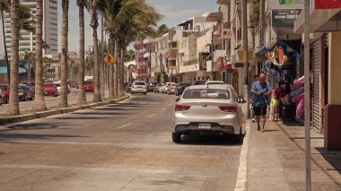Mazatlan, Meksika - 14 Mayıs 2019: Şehirdeki boş şehir caddesinde şehir yolu bulvarı, seyahat noktası.