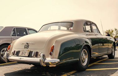 Chicago, Illinois, ABD - 08 Eylül 2024: Bentley S1 Continental retro araç, köşe görüş. Retro araba. Klasik Bentley S1 Continental araba. Chicago 'da Bentley S1 Continental