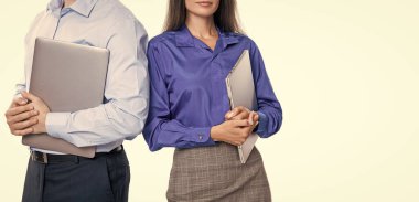 Patron ve çalışanı dizüstü bilgisayar kullanıyor. Beyazlar üzerinde izole iş adamları. Uzaktan kumanda devrede. Meşgul iş arkadaşları. Çevik iş. Uzaktan kumandalı. Pazarlama kampanyası.