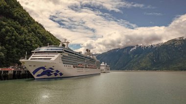 Skagway, Alaska, ABD - 23 Temmuz 2019: Prenses 'in Ada Prensesi seyahati. Gemi turu. Alaska limanı ve yolcu gemisi. Seyahat turu. Tur reklamı.