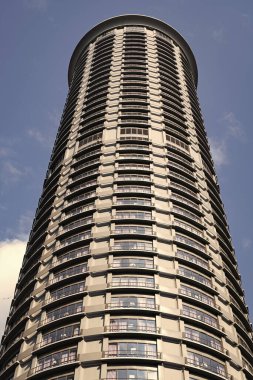 Gökdelen mimarisi olan kule binası. Kule şeklinde bir gökdelen oteli. Modern şehir. Otel binası. Otel modern mimarisi. Mimari kule binası. Mimari tasarım.