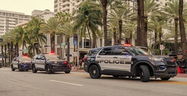 Miami, Florida, ABD - 18 Kasım 2024: 911 acil durum aracı. Polis arabası Ford Interceptor, Miami 'de, köşe manzaralı. Ford Interceptor. Polis arabası yolda. Acil 911 servisi..