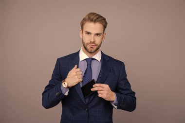 Patron ya da çalışan her zaman iletişim için telefon kullanır. İşadamı Grey 'de izole edilmiş. Başarılı bir iş adamı. İş iletişimi. Adam iş telefonuna cevap veriyor. Kendinden emin iş adamı..