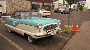 Astoria, Oregon, ABD - 21 Mayıs 2019 Nash Metropolitan 'ın üstü açık arabası. Nash Metropolitan beyaz ve mavi. Nash Metropolitan açık hava, köşe manzaralı. Nash Metropolitan üstü açık araba.