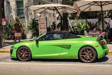Miami Beach, Florida USA - 5 Haziran 2024: 2014 Audi R8 yeşil lüks araba Miami plaj caddesinde. Audi R8 okyanus yolunda. yan görünüm