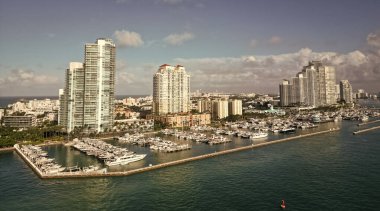 Biscayne Körfezi. Yaz tatili. Lüks Güney Sahili marinası. Miami güney sahili manzaralı. Lüks bir yat limanında. Lüks bir yaşam tarzı. Miami Biscayne Körfezi Florida manzarası. Meşgul yat limanı.