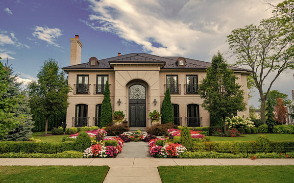 Соседская архитектура. Недвижимость по соседству. Жилой дом. Архитектура резиденции. Пригородный район. Архитектура пригородного дома. Частный семейный дом. Рынок жилья.