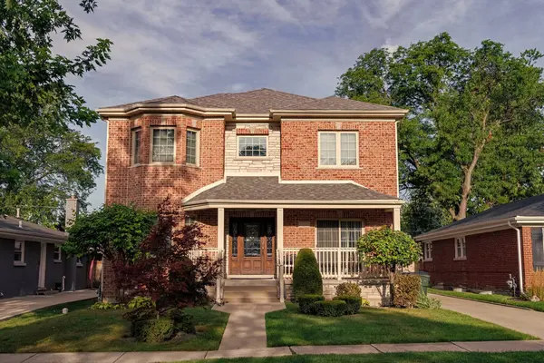 Banliyö ev mimarisi. Banliyöde özel konutları var. Banliyö mahallesi. Özel aile mimarisi. Evin dış tarafı. Banliyö bölgesinde özel bir ev. Özel konut.