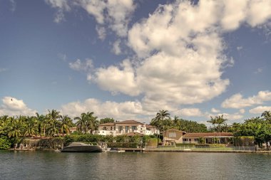 Modern bina ve özel yat. Rıhtımda bir apartman dairesi. Rıhtım manzaralı ev. Yazın tatil binası. Lüks liman evi. Otel binası. Konut mimarisi.