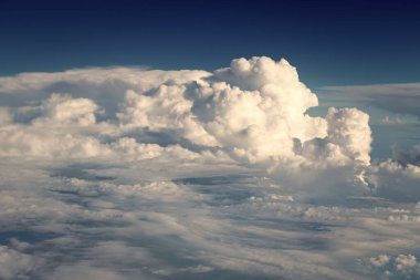 Bulutlu mavi gökyüzü. Açık mavi gökyüzü panoramik arkaplan ve küçük beyaz bulutlar. Parçalı bulutlu. Mavi gökyüzünde beyaz kabarık bulutlar