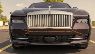Chicago, Illinois, ABD - 08 Eylül 2024 Rolls Royce Spectre elektrikli süper coupe arabası, ön görüş. Elektrikli araba. Rolls Royce Spectre elektrikli araba. Chicago 'dan Rolls Royce Spectre