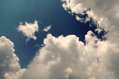 Gökyüzü bulutları. Mavi gökyüzünde hava bulutları. Bulutlu mavi gökyüzü arkaplanı. Gökyüzü Bulutları Duvar Kağıdı