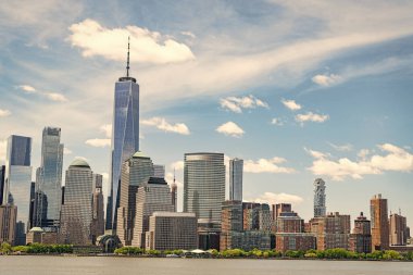 New York City, Manhattan Skyline ile Hudson Nehri üzerinde, New York, ABD NYC, New York. Kentsel Gökdelenler ABD ile New York City Skyline. New York 'taki Lower Manhattan ve One World Trade Center, ABD New Jersey Panoramic view on Manhattan.