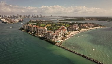 İHA 'dan Miami plajına. Miami panorama, Florida. Fisher Adası 'nın panoramik manzarası. Hava manzarası. Fisher Adası hava manzaralı. Konut dairesi. Miami Fisher Adası Panorama hava aracı görüntüsü.