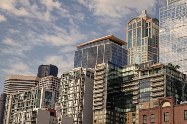 İş bölgesi. Gökdelen mimarisi olan şehir manzarası. Modern şehir silüeti. İş binası olan şehir manzarası. Metropolitan şehir mimarisinin gökdelen manzarası. Gökdelenleri olan şehir manzarası.