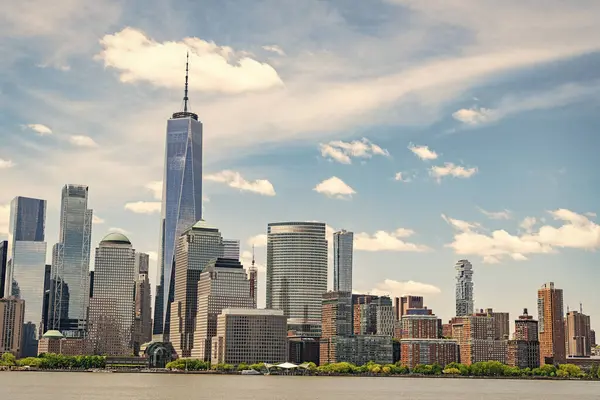 New York City, Manhattan Skyline ile Hudson Nehri üzerinde, New York, ABD NYC, New York. Kentsel Gökdelenler ABD ile New York City Skyline. New York 'taki Lower Manhattan ve One World Trade Center, ABD New Jersey Panoramic view on Manhattan.