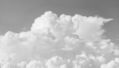 Gökyüzü bulutları. Mavi Cennet ve beyaz bulutlar. Yumuşak güneş ışığıyla beyaz bulutlu cennet. Pastel mavi gökyüzü arka planında bulutlar. Gökyüzü Manzarası Arkaplanı. Gökyüzü Bulutları Duvar Kağıdı.